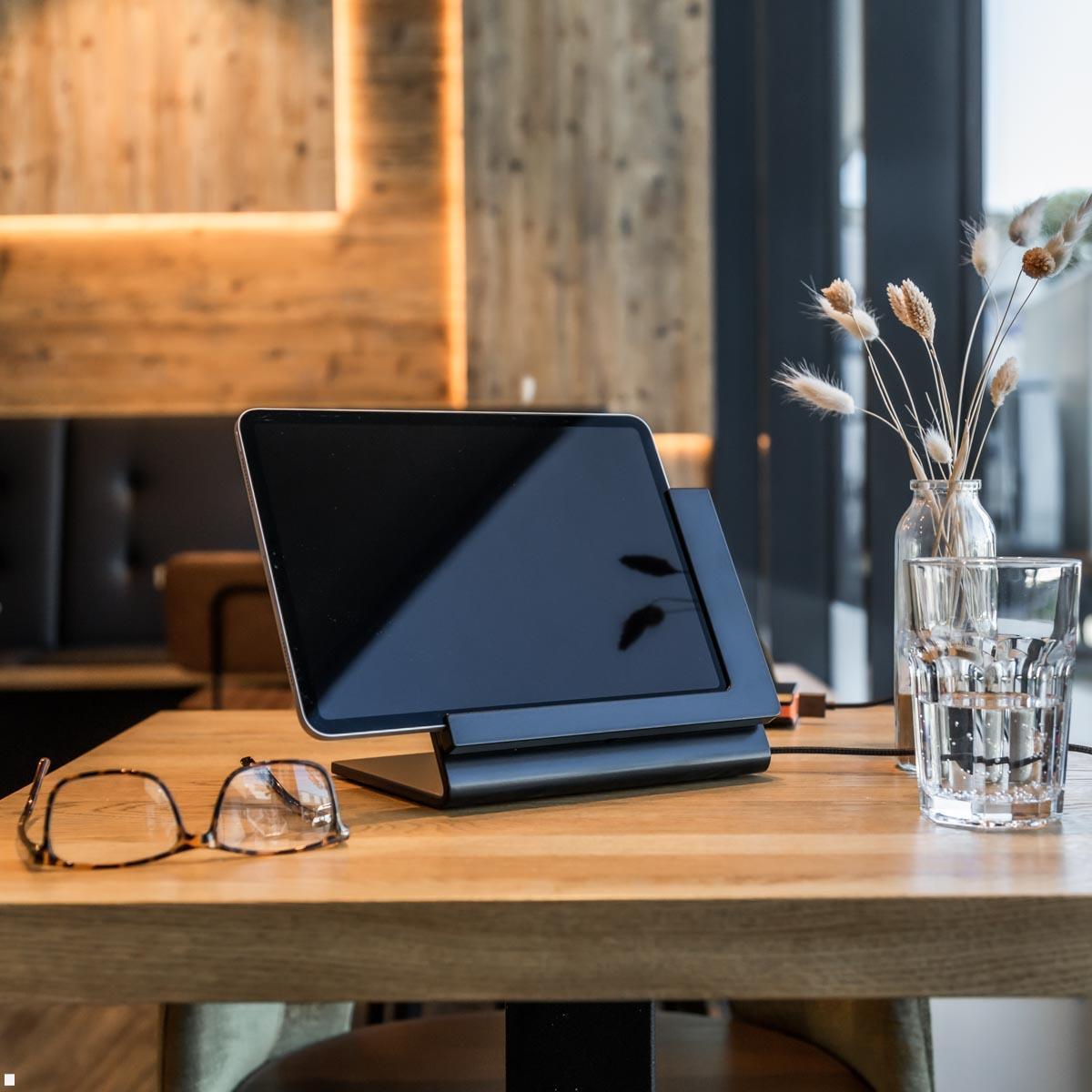 TabLines TTP014 Tabletständer Tisch Plug für iPad Air 11.0 (M3) Anwendungsbeispiel